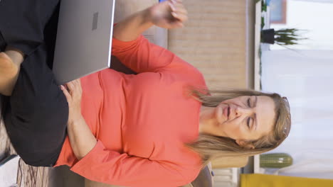 Vertikales-Video-Des-Negativen-Gesichtsausdrucks-Einer-Frau,-Die-Einen-Laptop-Benutzt.